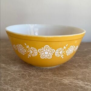 Vintage Pyrex Gold butterfly mixing bowl. 8-3/4x4”